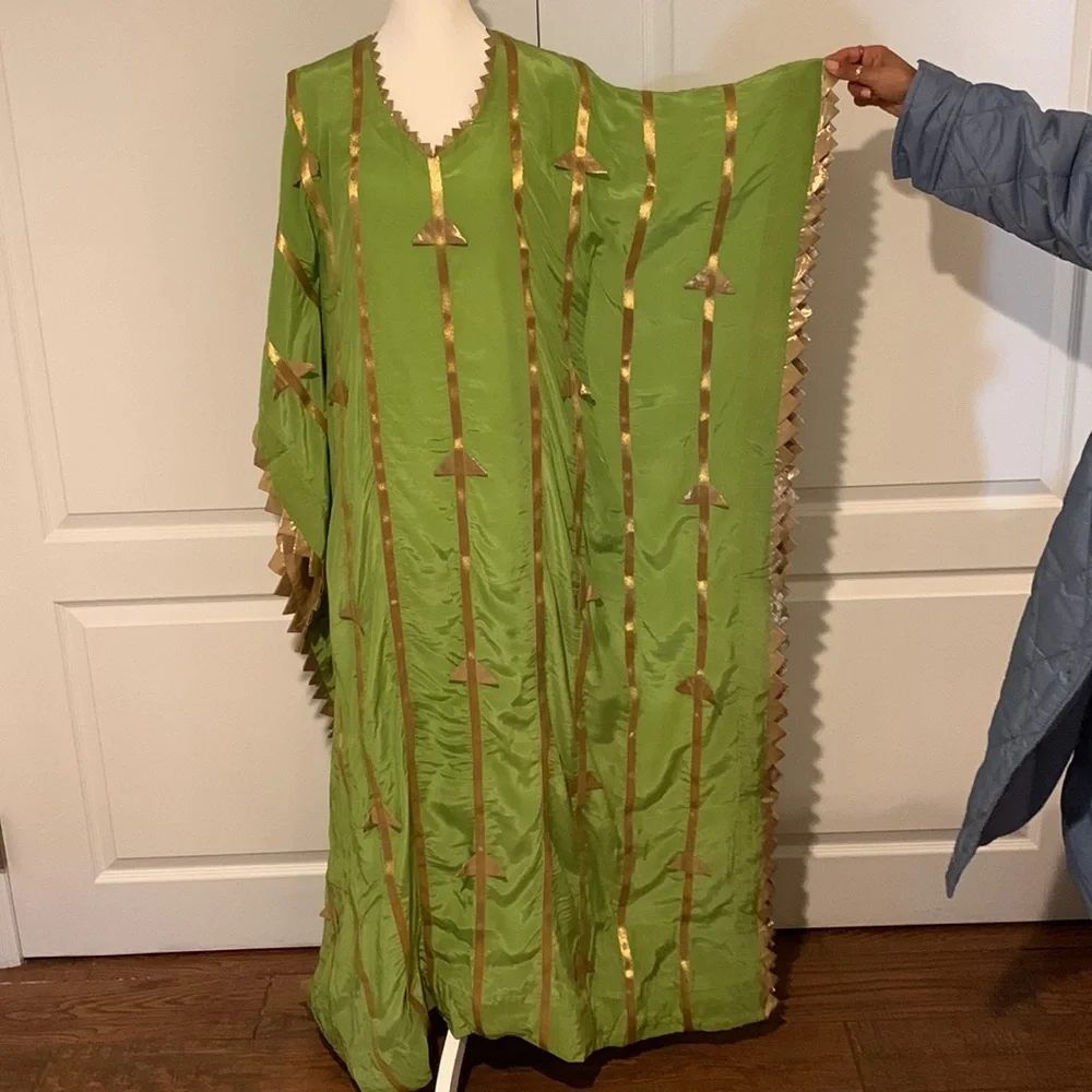 Beautiful floor length green kaftan with embroidered handmade lampi triangles. - Picture 13 of 14